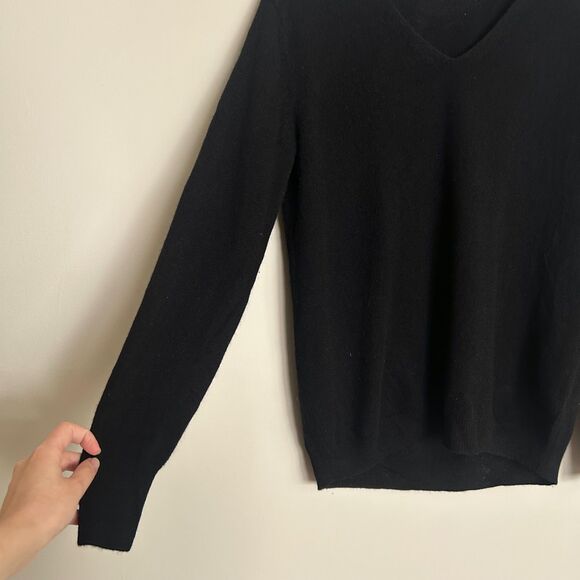 Everlane 100% The Cashmere Black V-Neck Sweater Size Medium - Picture 4 of 7